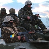 Утром в Славянске украинские БТР подъезжали к блокпосту, ополченцы подожгли шины (видео)
