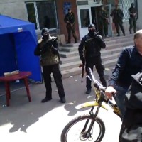 Боевики спецбатальона Коломойского срывают референдум в Красноармейске (видео)
