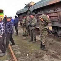Жители Луганска перекрыли путь поезду с военной техникой из Киева