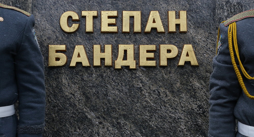 Неизвестные сломали памятную доску Бандере в Ровно на Западной Украине