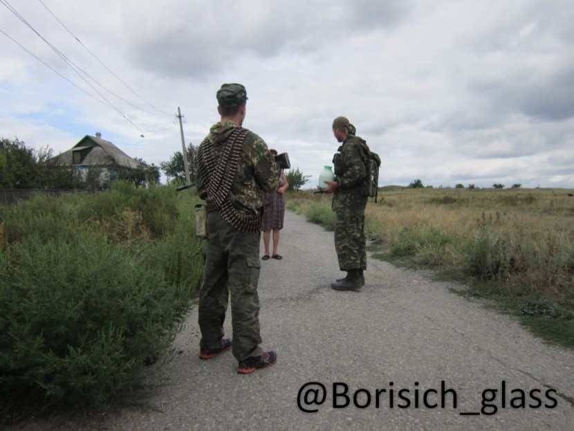 местные жители встречают бойцов армии Новороссии