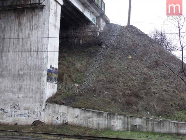 29 января в Ильичевском районе Мариуполя, около моста в районе Мухино, появились таблички о минировании и ограждение из "путанки"