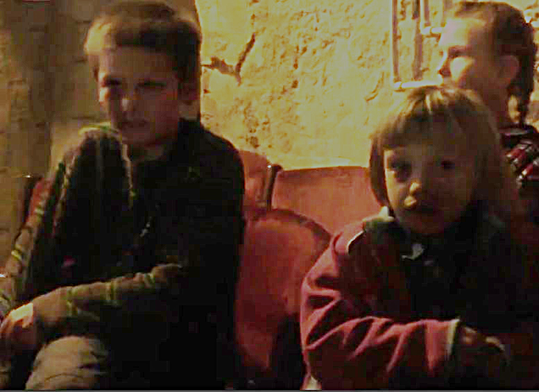 Репортаж из бомбоубежища. Дети подземелья (видео)