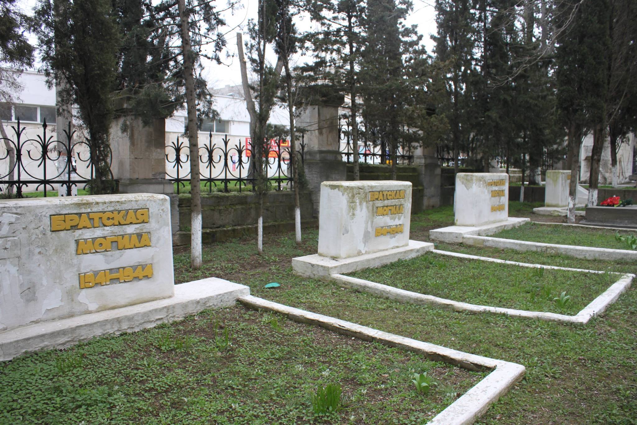 памятники погибшим солдатам в Севастополе