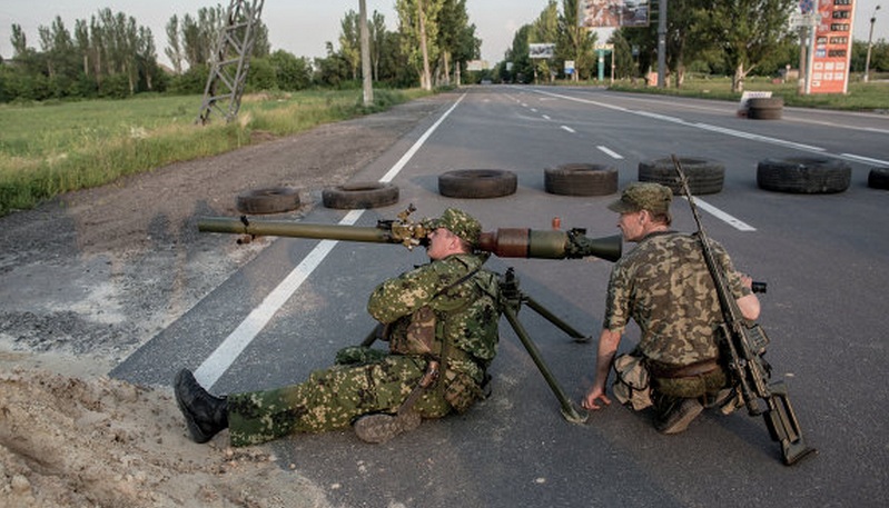 Стрелков: после обстрела аэропорта Донецка фашисты начали разбегаться