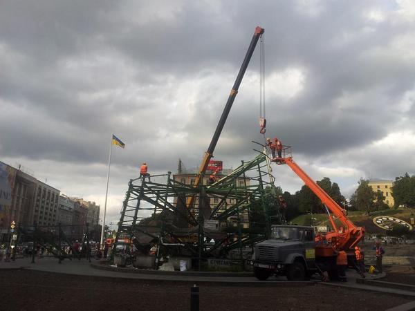 На Майдане избивают за видеосъёмку демонтажа ёлки