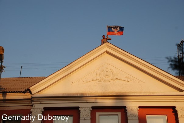 Над городом Комсомольск теперь реет флаг ДНР (фото, видео)