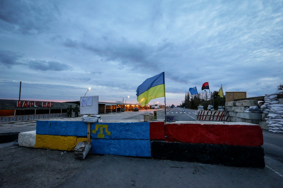 На границе с Крымом начали сносить баррикады
