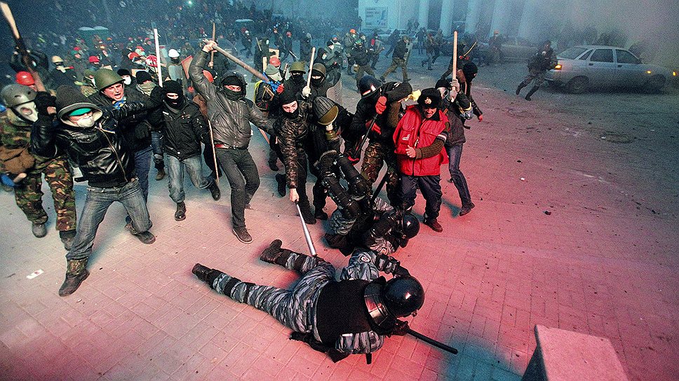 Строго толпой на одного-двух. Фанатики кровожадны, но сильны лишь против слабых и беззащитных. Февраль 2014 г., Киев. 