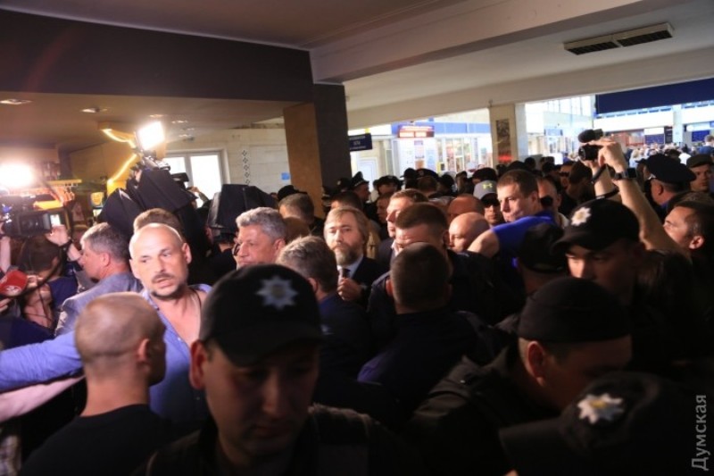 Нардепов Оппозиционного блока заблокировали в аэропорту Одессы
