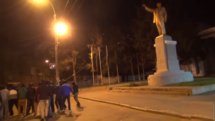 В Харькове вандалы снесли еще два памятника Ленину (видео)