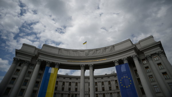 МИД Украины требует компенсации за повреждения двух зданий в РФ
