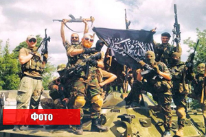 Боевики из батальона «Торнадо» с флагом ИГИЛ