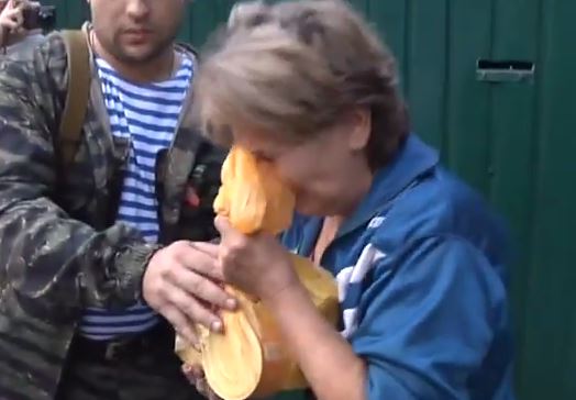 Армия Новороссии успевает, и защитить и накормить (видео)