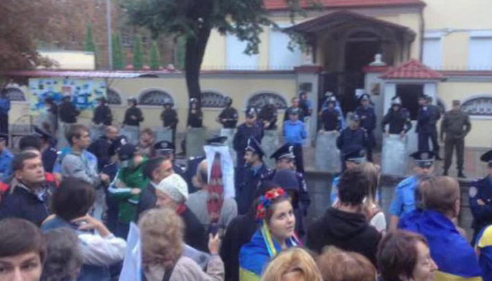 Демонстранты забросали генконсульство России в Харькове яйцами и краской