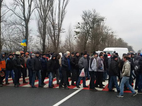 Сотни шахтеров перекрыли трассу во Львовской области и требуют зарплат