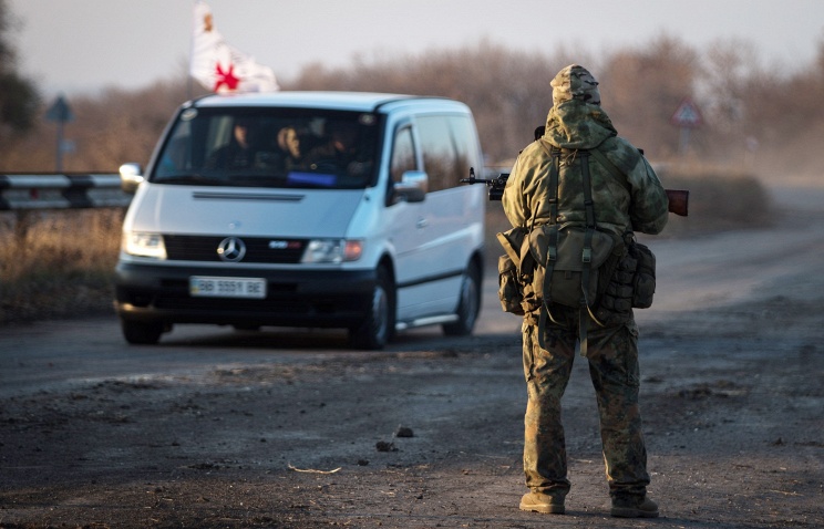 Ополченцы ЛНР в одностороннем порядке передали Киеву четверых раненых силовиков