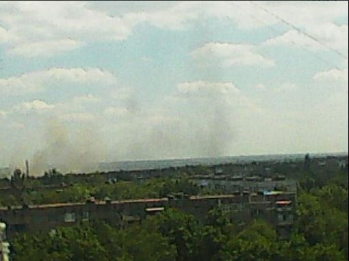 По сообщению жителей Светлодарска, около полудня в районе населенного пункта произошло два взрыва. 