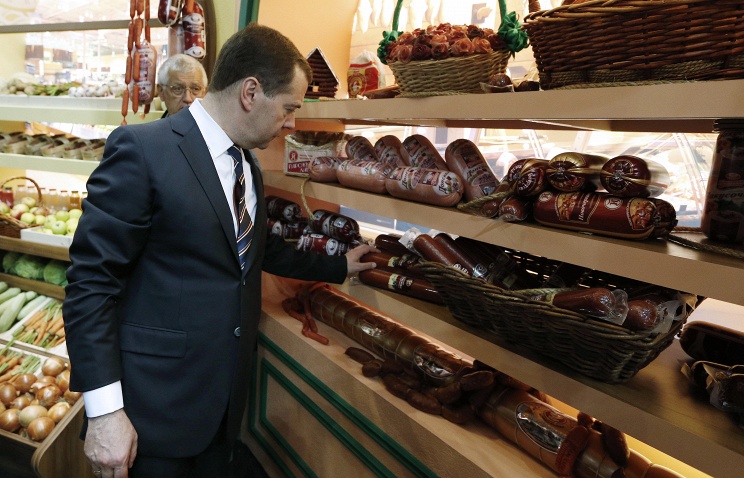 Медведев: утвержден перечень товаров, подпадающих под ответные санкции России