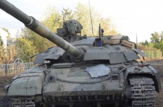 Бойцы бригады Мозгового «Призрак» восстанавливают трофейные танки и БТР (видео)