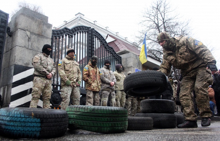 Бойцы батальона «Айдар» вышли на митинг к зданию Минобороны в Киеве против расформирования их подразделения.