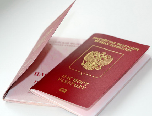 По два паспорта в одни руки