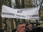 17 апреля во Львове возле здания ОГА собрались около трехсот человек, чтобы выразить протест против повышения цен на коммунальные тарифы и отмены льгот для пенсионеров, инвалидов и ветеранов разных категорий.