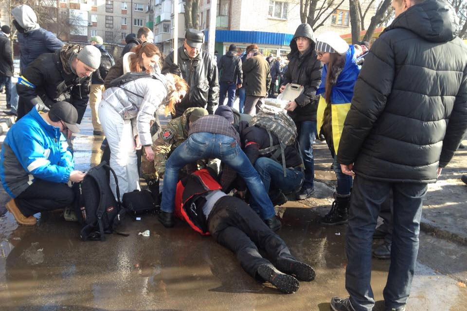 В Харькове возле Дворца спорта собрались около 500 украинских активистов и членов общественных движений Харькова с украинскими флагами. Параллельно проводился сбор помощи для украинской армии. По первичной информации, в результате взрыва погибло 2 человека.