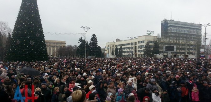На митинг, приуроченный к Международному дню солидарности, на центральной площади Донецка уже собрались более 10 тыс. человек