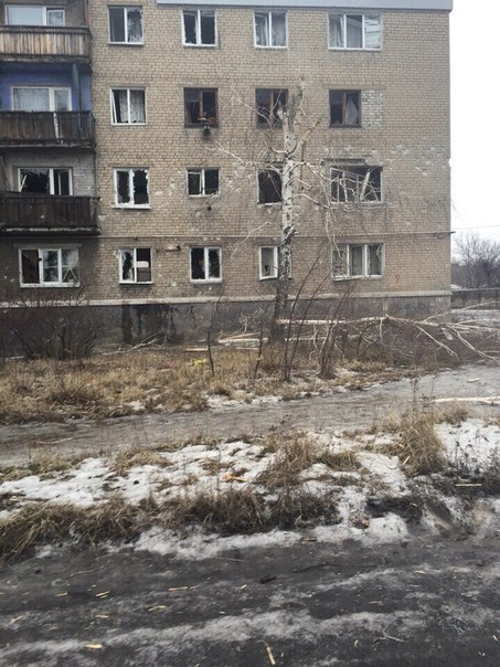 Последствия обстрела Макеевки (Червоногвардейский район, 8/8 бис). Обстрел был произведен еще 31 января.