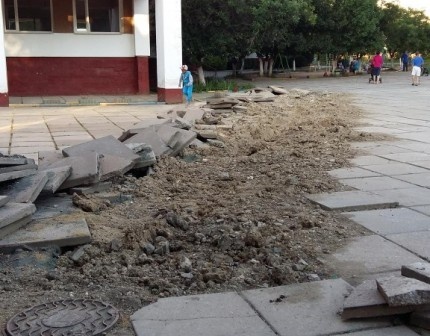 Рукотворные следы боевых действий на территории симферопольской школы (фото)