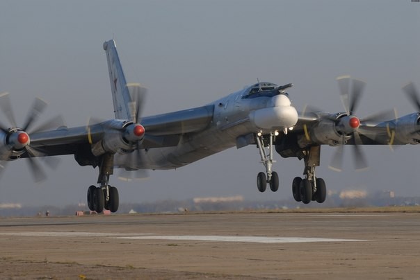 Стратегические бомбардировщики Ту-95 отрепетировали ядерный удар по США