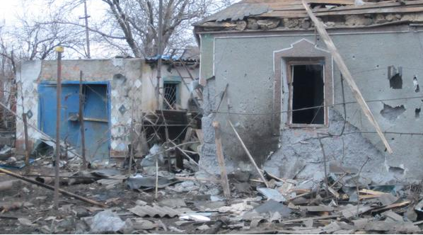 Последствия обстрела Комсомольска (фото)