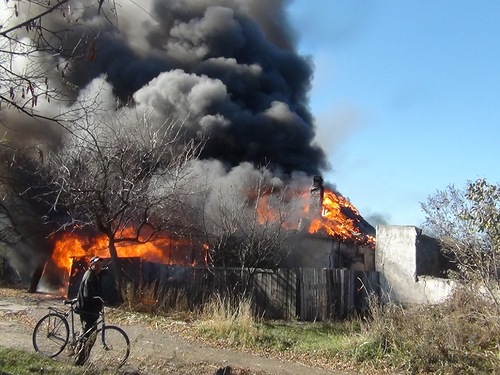 Горловка, пожар после атаки карателей