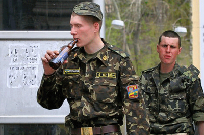 Украинские военные пьют пиво