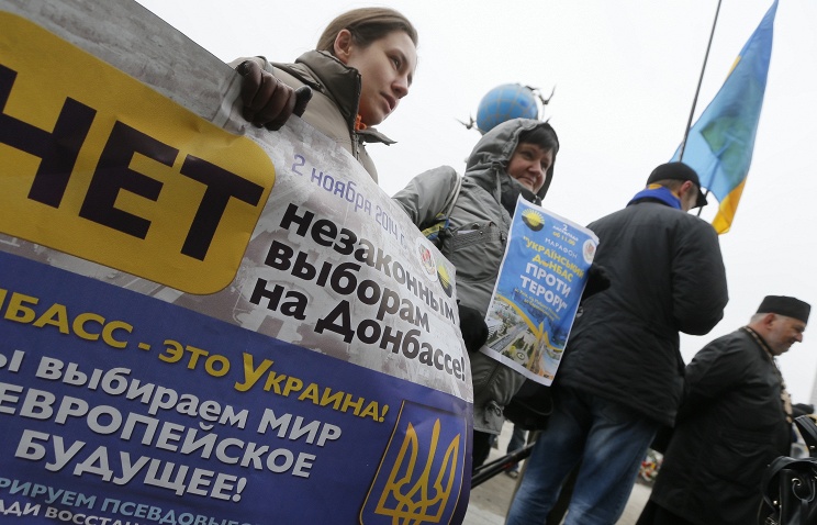 В Киеве прошел  митинг против выборов в ДНР и ЛНР
