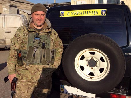 «Герой» Украины, командир учебного центра ВСУ «Десна» Олег Микац отстранен от должности из-за того, что избил четырех человек, в том числе 14-летнюю девочку.