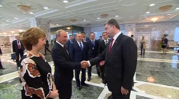 рукопожатие Путина и Порошенко в Минске