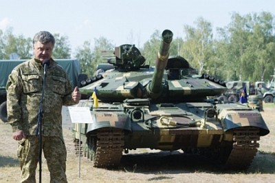 Петр Порошенко и танк ВСУ