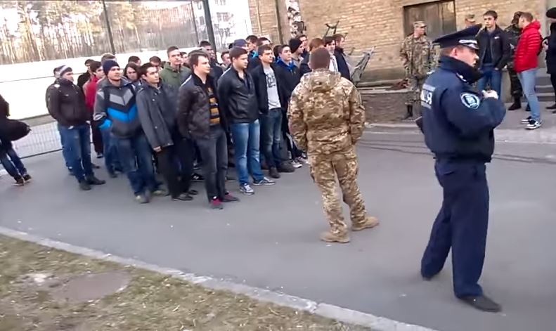 Военкомы организовали утренние облавы на студентов (видео)