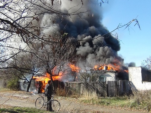 Горловка, пожар после атаки карателей2