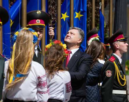 Во время торжественной церемонии Порошенко в очередной раз подчеркнул верность Украины европейским ценностям.