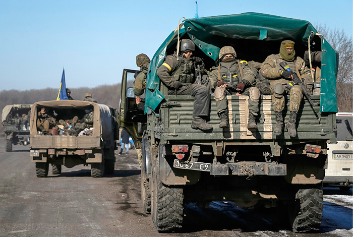Украинские военные покидают территорию вокруг Дебальцево Фото: Reuters