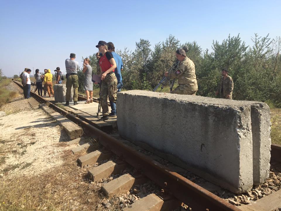 Представители продовольственной блокады Крыма  перекрыли железнодорожную ветку (фото)