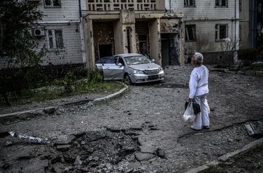 Донецк в огне: разрушенные дома, женские слезы и жизнь в подвалах (видео)
