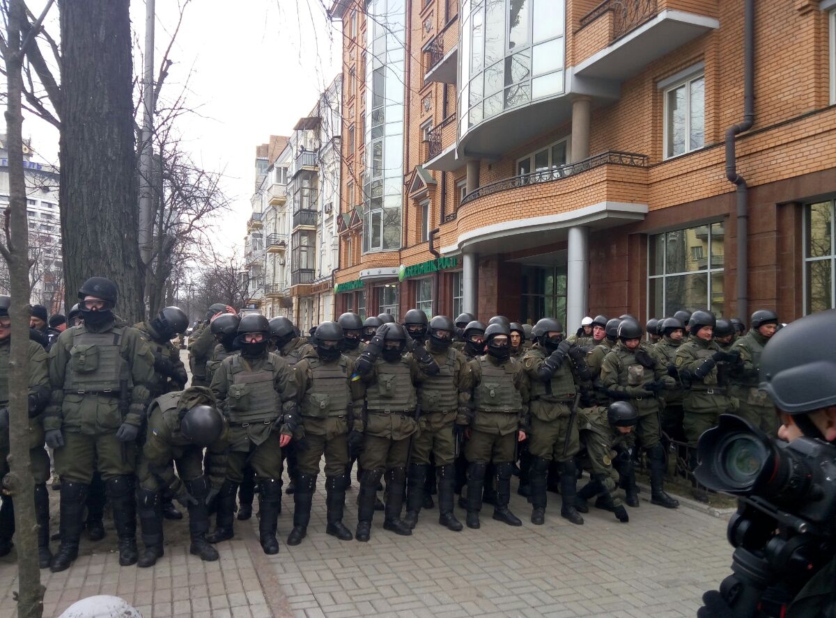 В Киеве забросали камнями офис Ахметова и «Сбербанк России»  (фото)