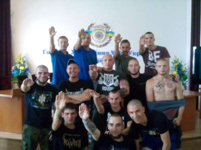 Каратели из батальона «Азов» зиганули в зале совещаний ГУМВД в Киевской области