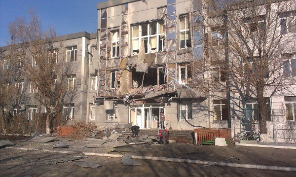 Утром 23 февраля, снаряд упал рядом с центральной проходной Авдеевского коксохимического завода. Пострадал отдел кадров. Пострадавших нет.