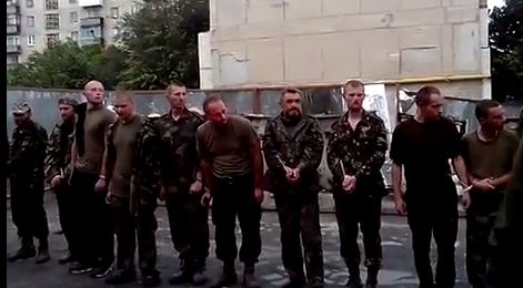 Пленных украинцев выводят в город (видео)