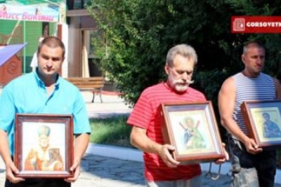 Российские десантники укрепляют духовность крымчан, обходя полуостров с иконами